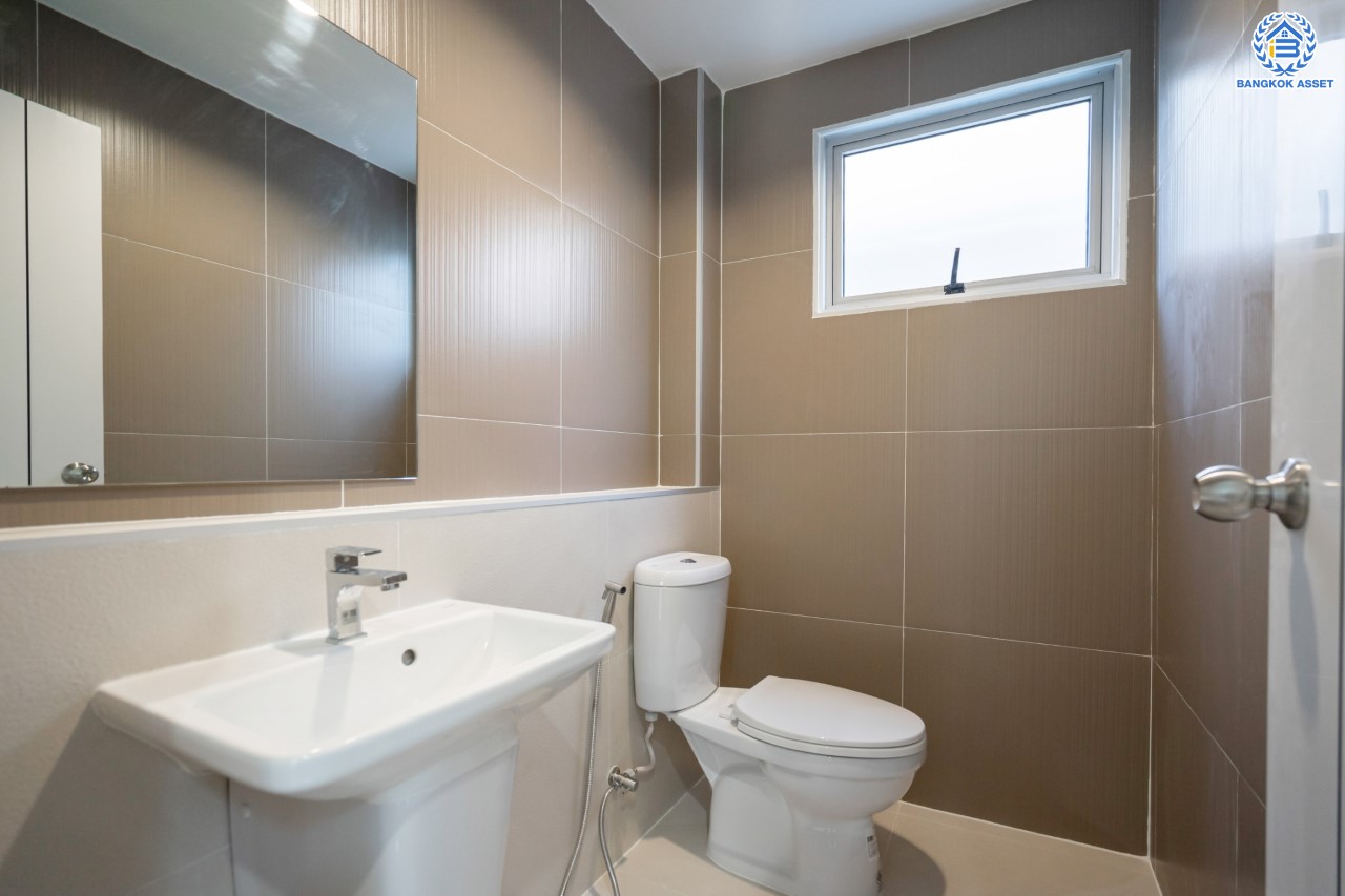 บ้านมือสองตกแต่งใหม่ ม.ธนาสิริ ปิ่นเกล้า-ราชพฤกษ์ เนื้อที่ 37.5 ตร.ว. บ้านแฝดหลังใหญ่ ตอบโจทย์ทุกการอยู่อาศัย ฟังก์ชัน 3 ห้องนอน 3 ห้องน้ำ 2 ที่จอดรถ บนทำเลติดถนนราชพฤกษ์ ใกล้วงเวียนพระราม5 รถไฟฟ้า "สถานีบางรักน้อยท่าอิฐ" และ จุดทางด่วน "กาญจนาภิเษก"